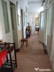 Casă de vânzare–3 dormitoare, 2 livinguri,ideală și pe