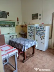 Casă de vânzare–3 dormitoare, 2 livinguri,ideală și pe