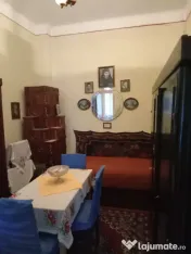 Casă de vânzare–3 dormitoare, 2 livinguri,ideală și pe