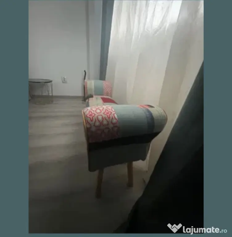 Banchetă multicoloră