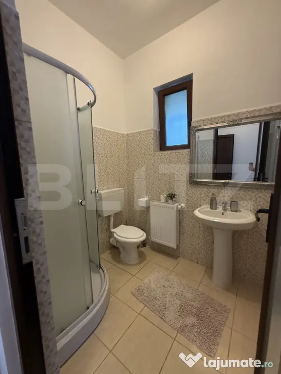 Pensiune cu 4 camere, teren 1570 mp, zona Lazuri - Lazuri (Satu-Mare)