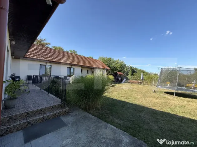 Pensiune cu 4 camere, teren 1570 mp, zona Lazuri - Lazuri (Satu-Mare)