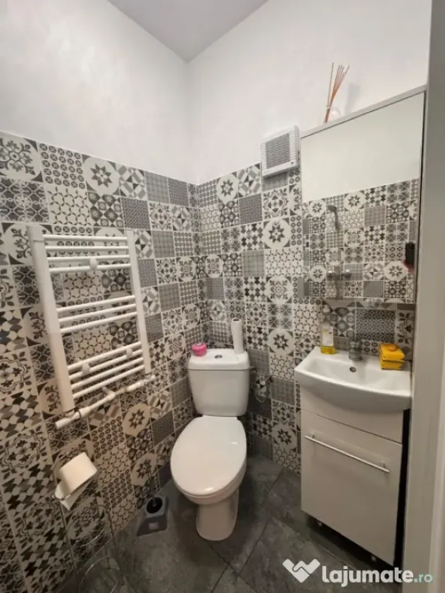 Garsoniera -Spatiu comercial in acte cu baie Tractorul - Brasov (Brasov)