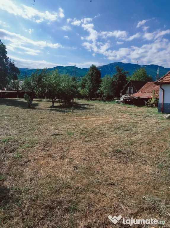 Casă și teren de vânzare Paroșeni HD
