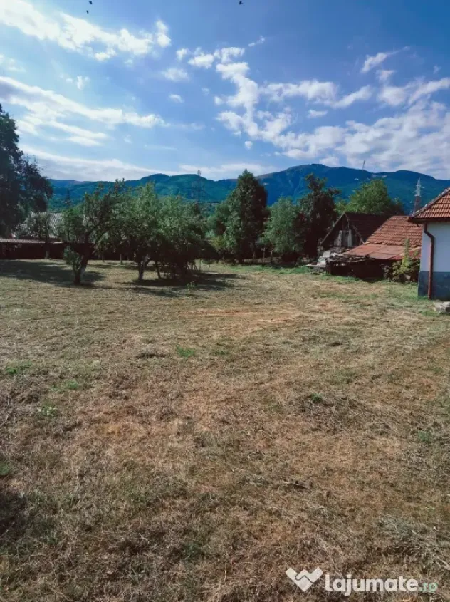 Casă și teren de vânzare Paroșeni HD