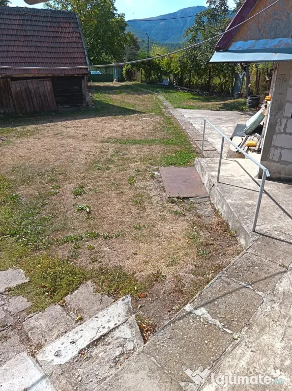 Casă și teren de vânzare Paroșeni HD
