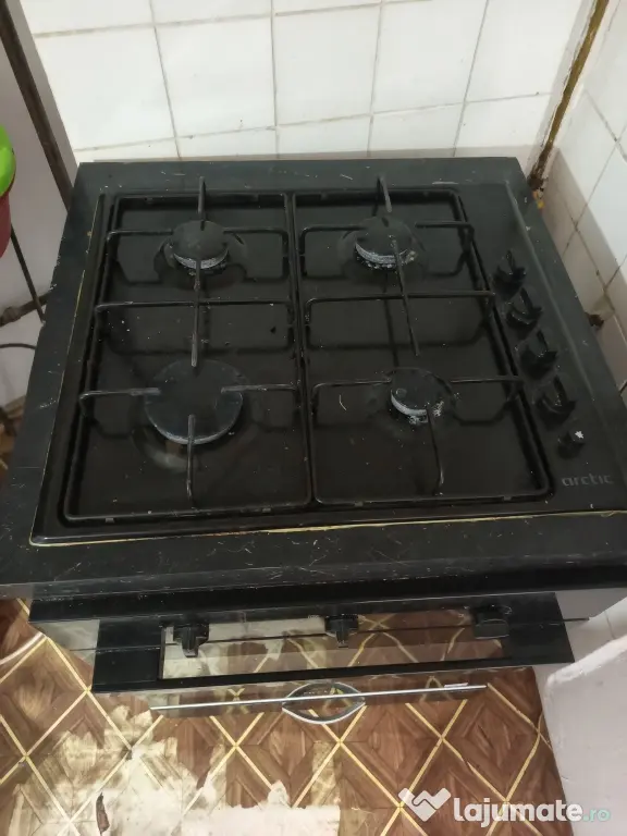 Mașina de spălat și cuptor electric cu plita pe gaz de la Arctic