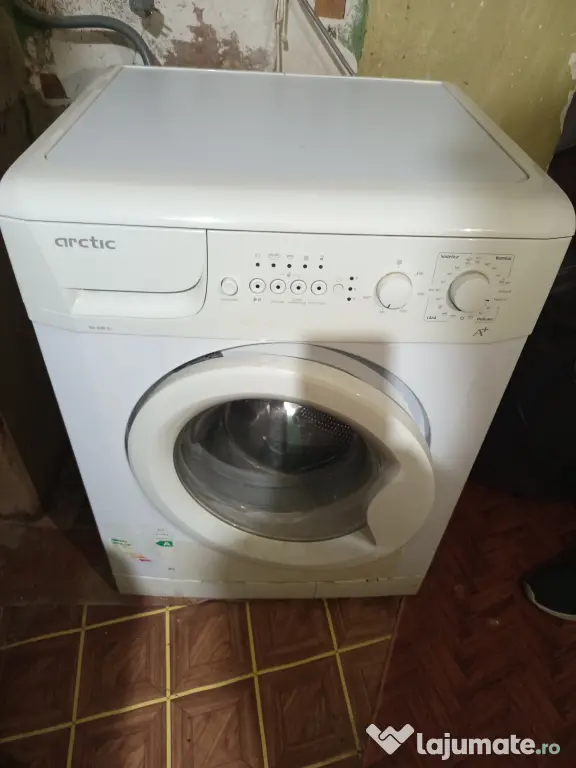 Mașina de spălat și cuptor electric cu plita pe gaz de la Arctic