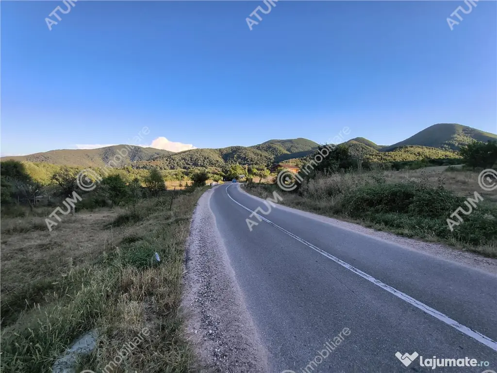 Teren intravilan 1025 mp cu acces utilitati si la drum in Si - Sibiel (Sibiu)