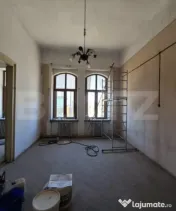Apartament cu 2 camere, tavan înalt și potențial excelent 
