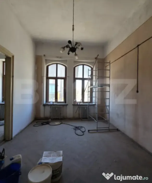 Apartament cu 2 camere, tavan înalt și potențial excelent - Oradea (Bihor)