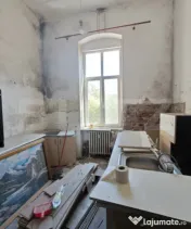 Apartament cu 2 camere, tavan înalt și potențial excelent 