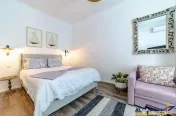 Casa cu 3 apartamente transfer afacere, locuri parcare, Ce