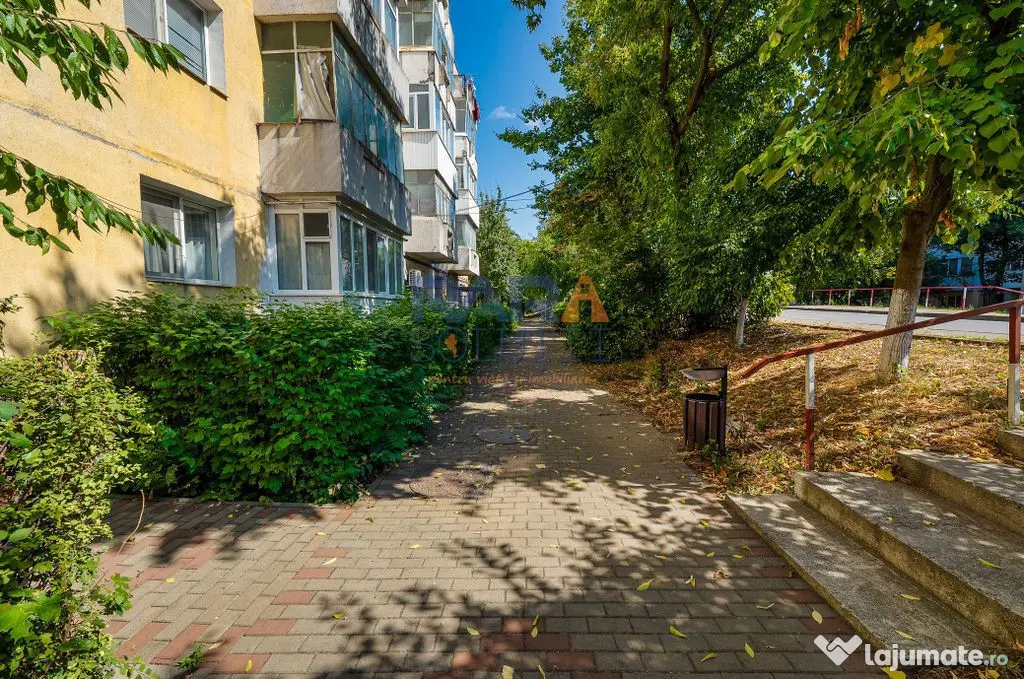 3 camere decomandat, etaj 1, două balcoane - Roman (Neamt)