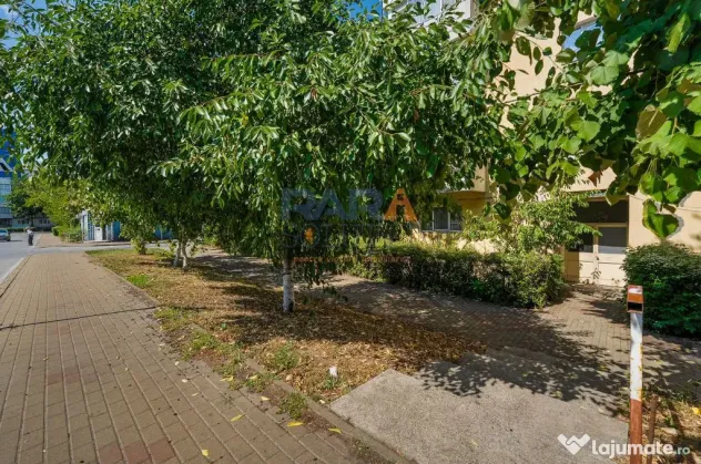 3 camere decomandat, etaj 1, două balcoane - Roman (Neamt)