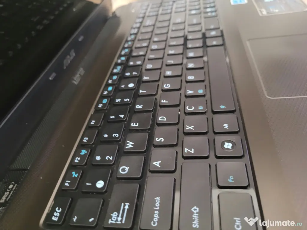 Vand laptop ASUS I5 cu 6GB RAM si SSD 240 GB