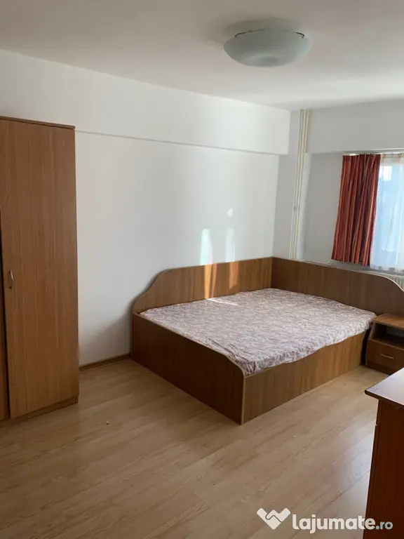 Închiriez garsonieră în centru