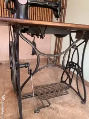 Vând mașină de cusut veche,ideală pentru colectionari 