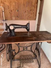 Vând mașină de cusut veche,ideală pentru colectionari 