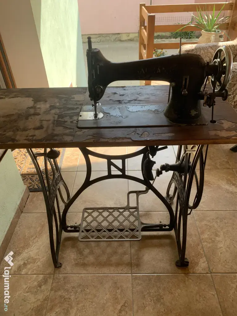 Vând mașină de cusut veche,ideală pentru colectionari