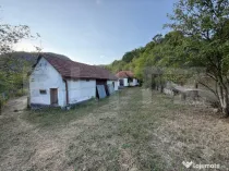 Casă de vânzare cu teren generos