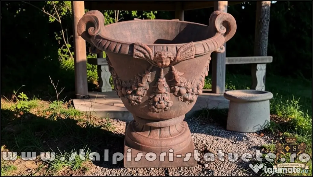 Vază mare cu picior, terracotta patinat, model V2.