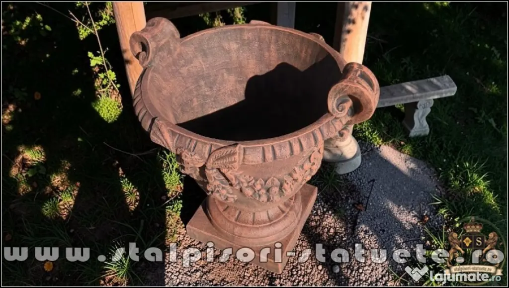 Vază mare cu picior, terracotta patinat, model V2.