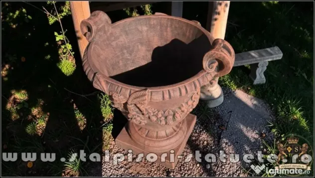 Vază mare cu picior, terracotta patinat, model V2.