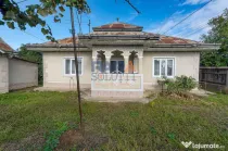 Casă cărămidă 80 mp, teren 1000 mp, colț, 7 km de Roman, Trifești
