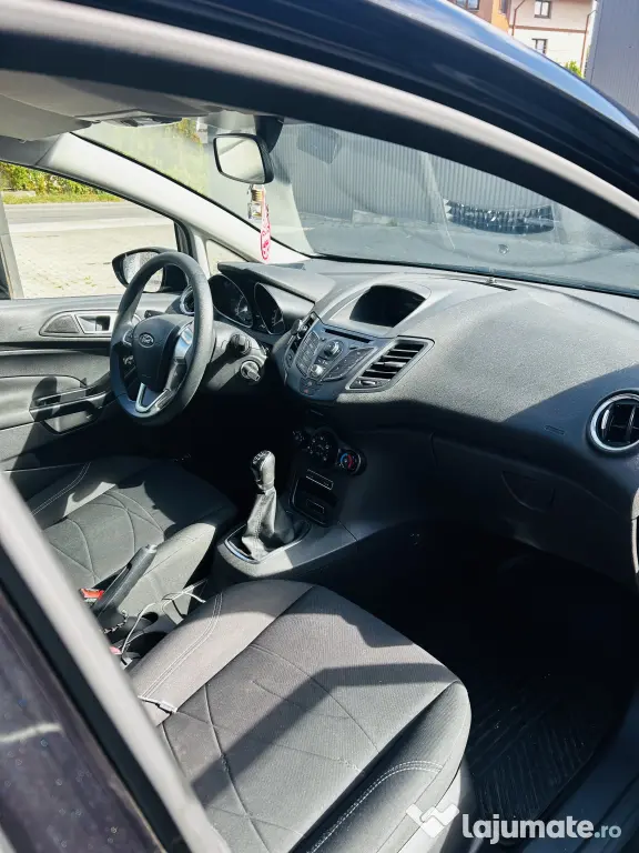 Vând Ford Fiesta 2015