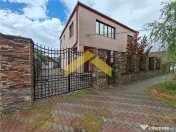 Casa cu etaj la cheie de in Chisineu Cris