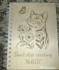 Agendă A5 cu copertă din lemn cu pisică – „Don’t Stop Creating Magic” 