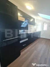 Apartament cu 3 camere, semidecomandat, recent renovat, zona 