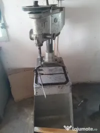vand mașină de găurit cu coloană si banc metalic 