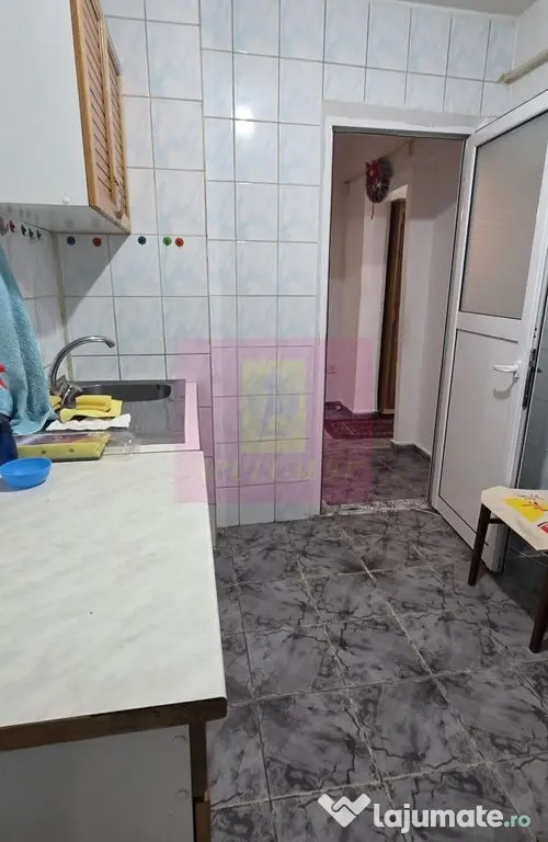 Apartament cu 3 camere de vanzare in Campina, parter - Campina (Prahova)