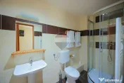 Pensiune cu restaurant, piscină, teren de 4.433 mp - Hidișelul de Sus 