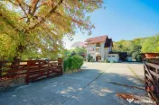 Pensiune cu restaurant, piscină, teren de 4.433 mp - Hidișelul de Sus 