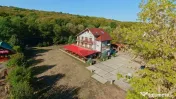 Pensiune cu restaurant, piscină, teren de 4.433 mp - Hidișelul de Sus 