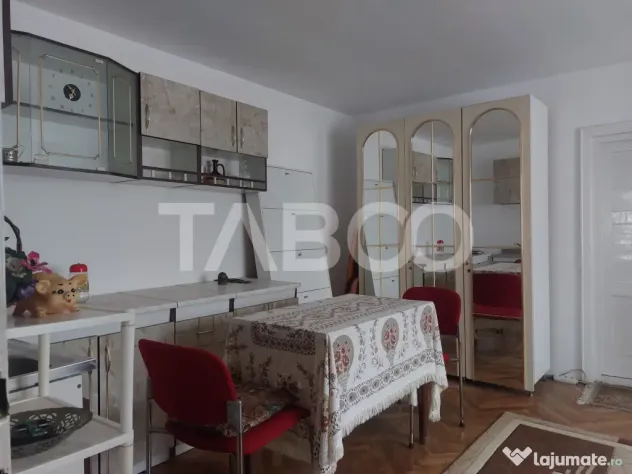 Casa mica 3 dormitoare curte mica 60 mp zona Lupeni Sibiu - Sibiu (Sibiu)