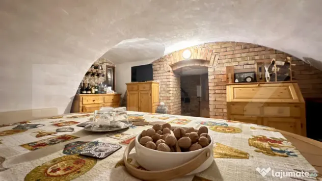 Casa cu 3 camere și 2 băi, curte comuna, centrală pe gaz, - Oradea (Bihor)