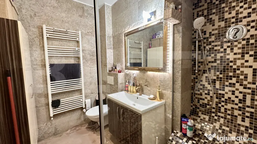 Casa cu 3 camere și 2 băi, curte comuna, centrală pe gaz, - Oradea (Bihor)