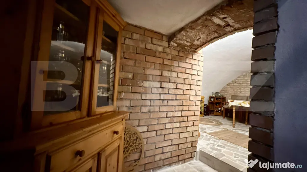 Casa cu 3 camere și 2 băi, curte comuna, centrală pe gaz, - Oradea (Bihor)