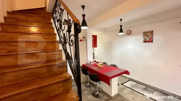 Casa cu 3 camere și 2 băi, curte comuna, centrală pe gaz, - Oradea (Bihor)