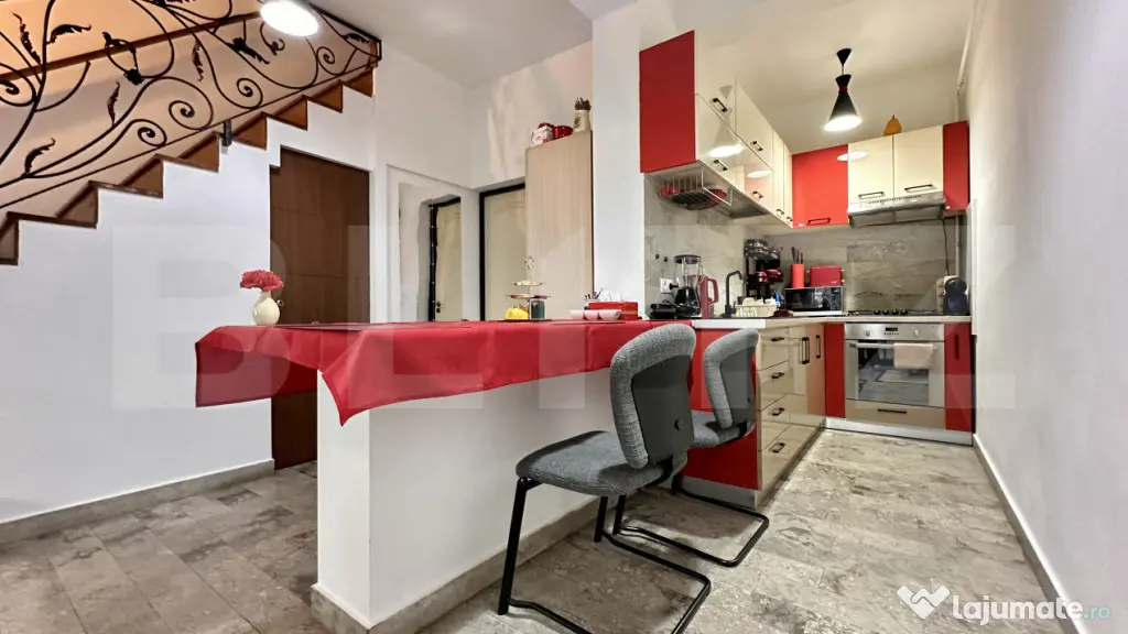 Casa cu 3 camere și 2 băi, curte comuna, centrală pe gaz, - Oradea (Bihor)