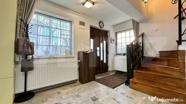 Casa cu 3 camere și 2 băi, curte comuna, centrală pe gaz, - Oradea (Bihor)