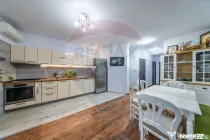 Apartament cu 3 camere + loc de parcare privat