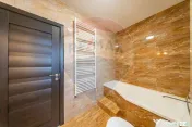 Apartament cu 3 camere + loc de parcare privat 
