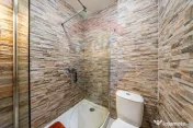 Apartament cu 3 camere + loc de parcare privat 