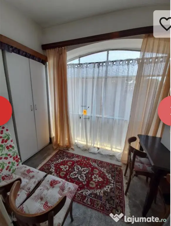Strada praga, apartament 57mp, două camere decomandat, curte cu loc parcare