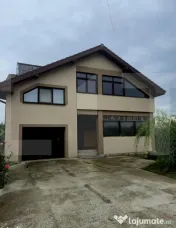 Casă spațioasă, mobilată și finisată, cu garaj și liv